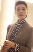 54岁周涛近照曝光，穿旗袍配灰色外套气质端庄优雅，弯腰送道具