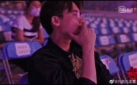 李易峰坐姿，感受一波李易峰大佬坐姿……