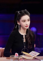 人气花抱制片大腿了？baby强势换掉男搭档？靳东被同期妒忌？黄宗泽没戏拍？姨太问答