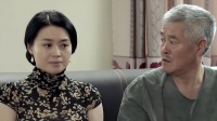 关婷娜在豪宅内喂羊驼！穿着低领睡衣身材丰腴，引起网友热议