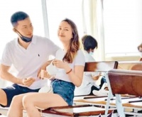 何超云与未婚夫搭渡海小轮，获男方体贴擦汗，两人打扮素朴很般配