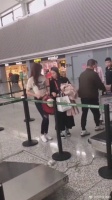 林志玲过安检的时候防止走光，可谓是女神形象的完美展现……