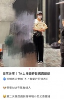 孙俪带儿女参加义卖，与路人合影青筋凸起，一搪瓷杯卖89元引热议