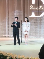 抢镜新娘！邹市明夫妇出席安踏公子婚礼，38岁妻子生三胎仍似少女