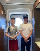 吴京在高铁上与美女合照保持距离，他其实一直都很注意界限