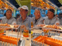 64岁冯巩小店吃烤腰子！喝大杯啤酒脸色通红，被套路买单太生气