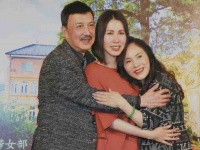 余苑绮弟弟晒全家福，带两个孩子吃烤肉，小朋友玩得很开心