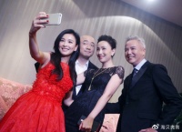 张庭新加坡被偶遇，头发白了一半，状态不佳，素颜“显老”