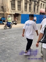 郭德纲一家三口现身片场，7岁儿子留长辫当童星，长相酷似爸爸