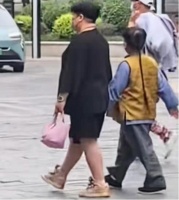郭德纲二婚老婆探班，穿着朴素接地气，儿子挺大肚子身材随他爸