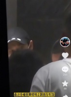 黄晓明被拍与神秘女子同车，疑似新恋情曝光，女方长发披肩身材好