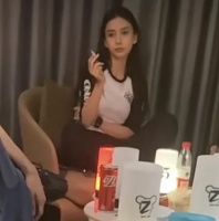 杨颖私下聚会被偷拍，与众多异性酒店玩游戏，盘腿坐椅子吞云吐雾