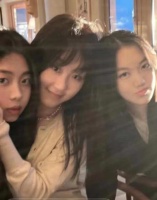 李嫣近照眉眼气质像极了王菲，瑞士求学成绩优异，和赵文卓女儿是校友