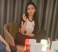 Baby交友不慎被出卖！私下聚会抽烟遭偷拍，吞云吐雾烟瘾大
