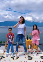 富婆金巧巧带儿女热舞！扭腰摆胯身姿妙曼，儿子五官像总裁爸爸