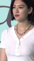 彩花胸上贴的是啥啊？