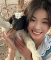 下一个李子柒来了？新疆00后女生靠“噶羊”成顶流，两周涨粉700万
