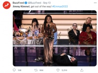 艾美奖上假装喝醉为非裔编剧颁奖引争议，美著名主持人吉米-坎摩尔道歉