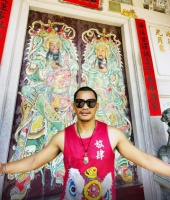 巨星托尼贾回潮汕农村探亲！骑破旧单车出门逛，和小孩坐地上玩闹
