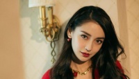 杨颖好友聚会状态曝光，手指夹烟无女明星包袱，在场还有宋威龙