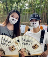孙俪带儿女参加义卖，素颜白t十分朴素，设计的水杯图案神似邓超