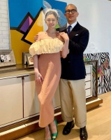 具俊晔拍重机广告收入百万！一身劲装帅气抢镜，婚戒刺青十分显眼