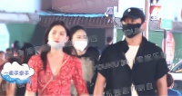陈思诚和红裙美女手拉手，女方撒娇依偎他肩头，身旁好友见怪不怪