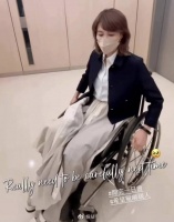 50岁黎姿坐轮椅现身开会，网友：感觉很严重！