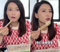 高圆圆和员工吃饺子太霸气！张大嘴一口塞一个，面前一大盒饭量大