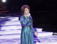 65岁蔡琴开演唱会，自豪是老女人，天天健身有四块腹肌
