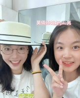 29岁吴倩空降武汉大学，师姐给学妹传授演技，素颜不输女大学生？