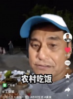 港星王俊棠在内地农村吃席，穿69元上衣接地气，忙前忙后很热情