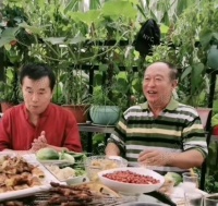 赵本山两位黄金搭档罕见同框，与朋友聚餐面色红润状态好