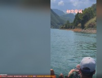 71岁张纪中冲浪狂呛水！被游艇拖着走太狼狈，摔成四脚朝天脸通红