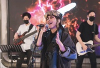 何超仪办演唱会夫妻同台演出，49岁丈夫又唱又跳，病愈后状态回勇