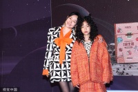 小S带三女儿许曦恩出席活动 女儿蓬松卷发抢镜