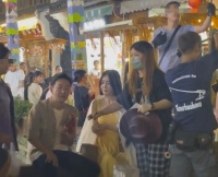 43岁秦岚穿吊带身材火辣，和王阳坐街头吃烤串，大口撸串接地气