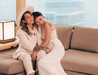 恭喜！香港知名女星与未婚妻在国外结婚，婚礼在豪华庄园连办两天