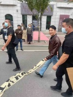 刘德华在哈尔滨拍戏被偶遇，路人质疑他身高不到一米五