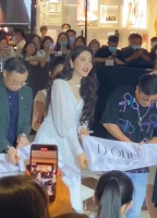 年近五十岁也能美成这样？曾黎出席珠宝活动，凭美貌上热搜太惊艳