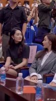 李沁和张天爱坐一起，这一挑眉，简直攻气十足呀……