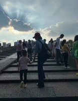 朱丹携俩娃出游，身材苗条低调无人识，4岁女儿戴眼镜身高出众