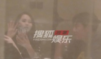 秦昊在饭桌上与神秘女子牵手，两人热聊现场暧昧，伊能静到场秒怂