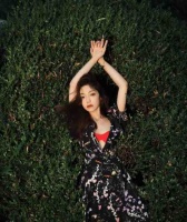 希林娜依高大秀白皙长腿，完美身材曲线，真是太迷人了