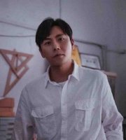 秦昊带老婆聚餐惹争议，私下牵手同桌女生被拍，网友喊话注意影响