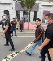 刘德华在哈尔滨拍戏被偶遇，路人质疑他身高不到一米五，引起热议