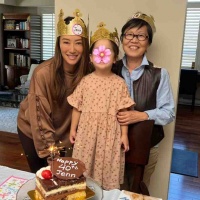 谢婷婷庆祝40岁生日全家合影，3岁女儿成为全家的小宠儿