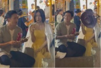 43岁知名女星街头大口撸串，穿露肩吊带显性感，一旁男演员很贴心