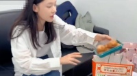 星女郎林允租房内杂物太多！锅碗瓢盆摆一桌，和男演员对词到凌晨