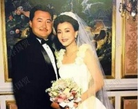 杨澜56岁富豪老公近照曝光，身材发福肚腩明显，事业成功为人低调